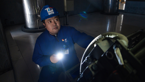 金振宇檢查汽輪機(jī)中壓主汽門。受訪者供圖