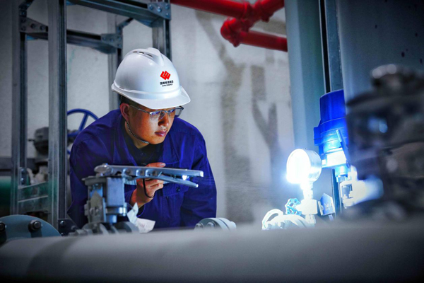 王宇在3號發(fā)電機(jī)組下機(jī)架觀察油冷卻器情況。張海軒攝