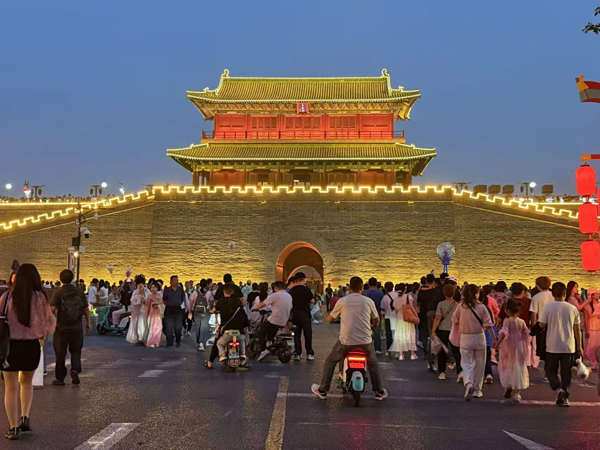 端午節(jié)假期，游客在河北正定古城游玩。人民網(wǎng)記者 杜燕飛攝