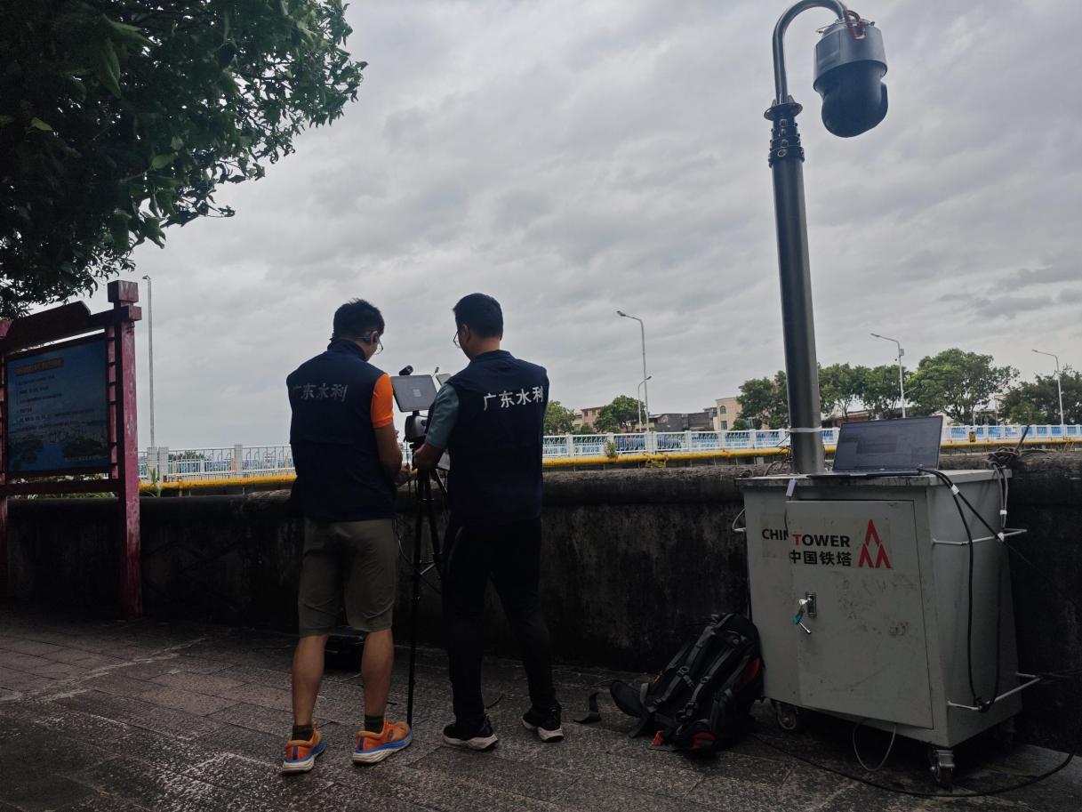 廣東省水利廳應(yīng)急通信隊(duì)深入陽江市防臺(tái)風(fēng)第一線，全力做好水利應(yīng)急通信保障工作。受訪者供圖