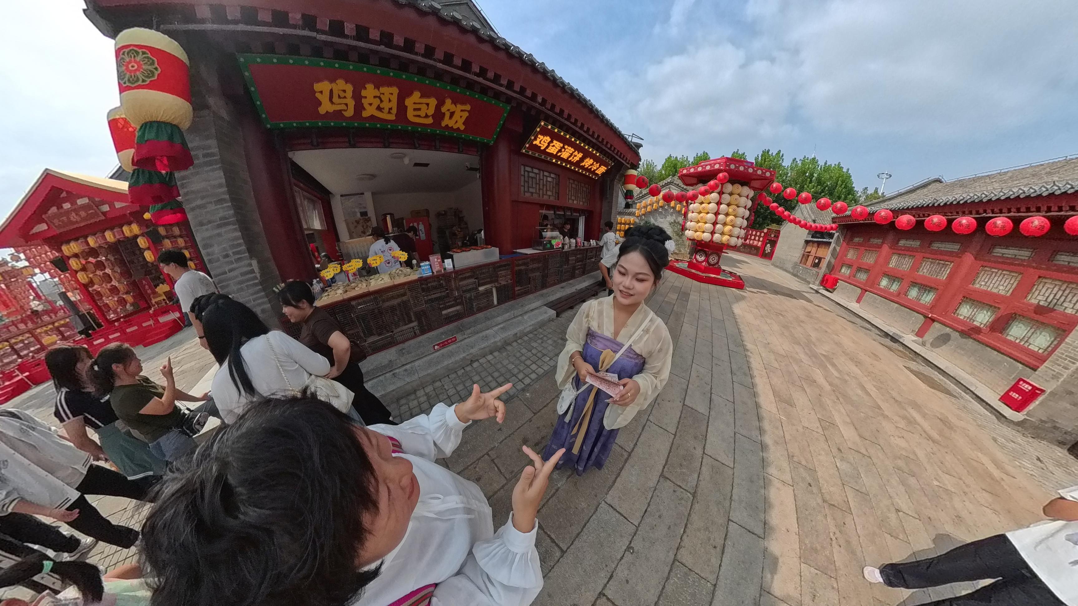 背古詩贏“銀票”互動節(jié)目。人民網(wǎng)記者 王天樂攝
