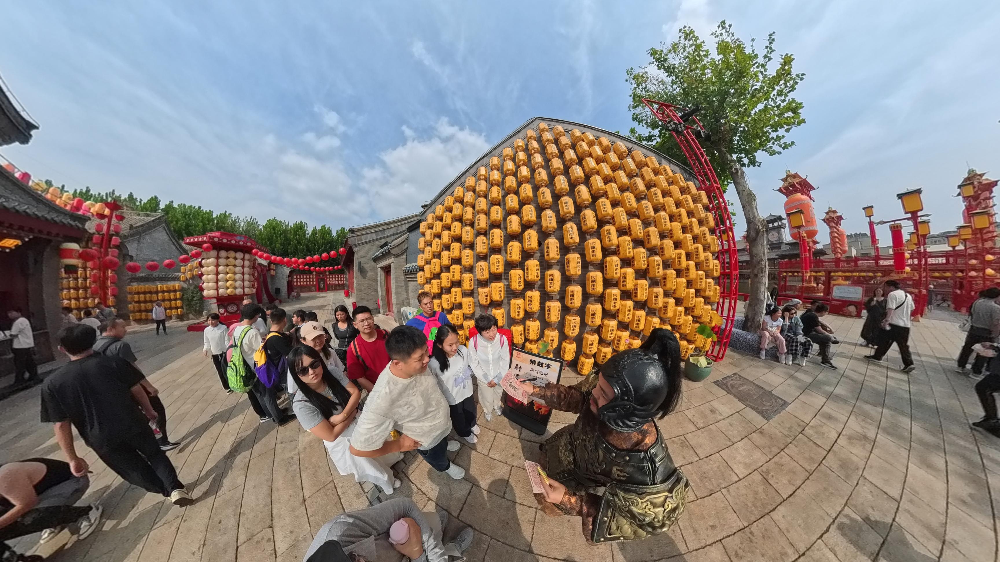 景區(qū)演員與觀眾進(jìn)行“猜數(shù)字”互動(dòng)。人民網(wǎng)記者 王天樂攝
