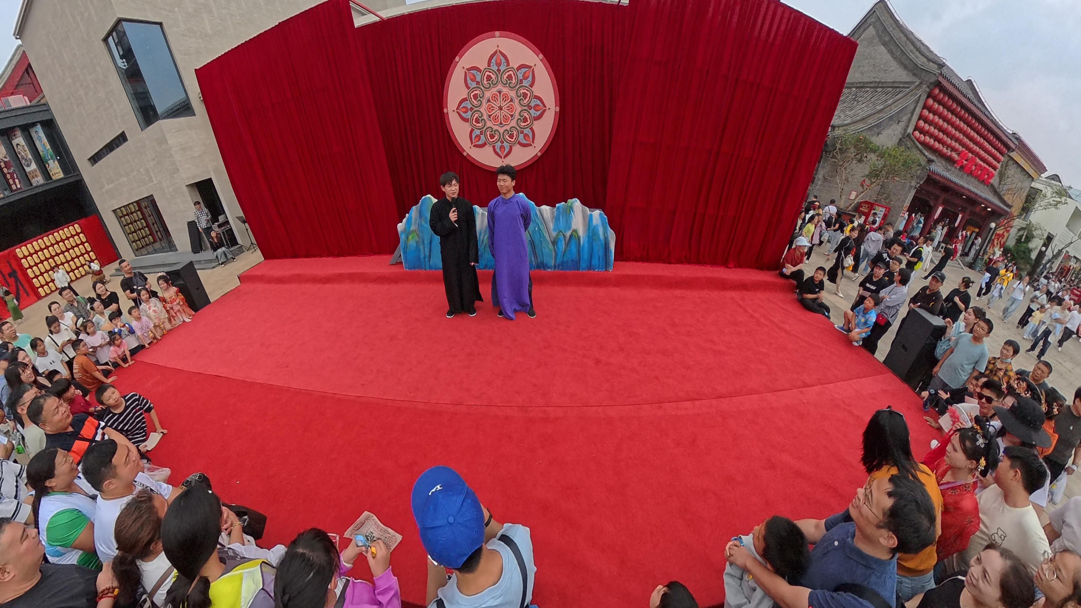 相聲演員與景區(qū)游客進(jìn)行互動。人民網(wǎng)記者 王天樂攝