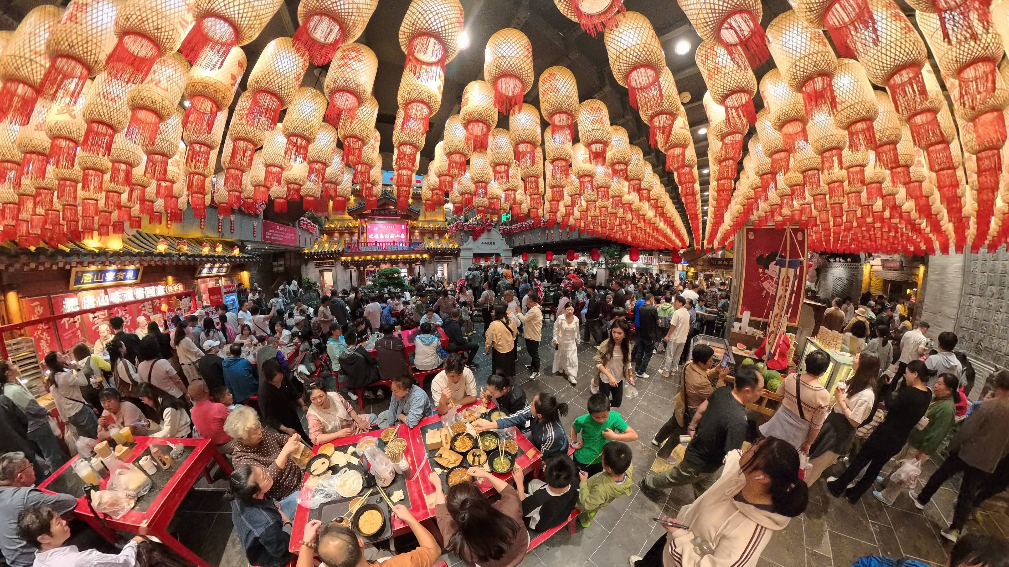 河北唐山,游客們?cè)谄穱L特色地方美食。人民網(wǎng)記者 王天樂(lè)攝