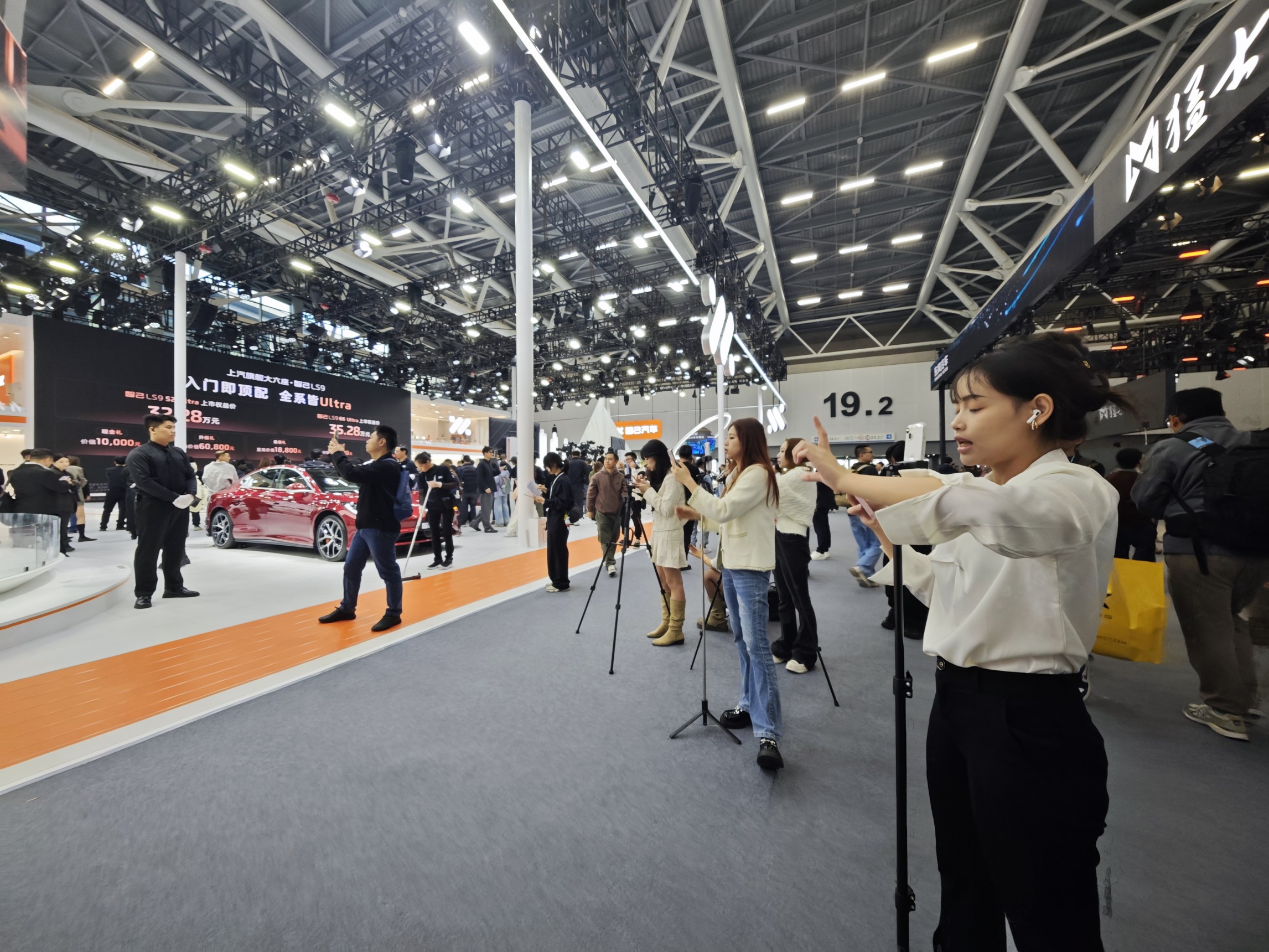 車展上正在進(jìn)行直播的主播。人民網(wǎng)記者 王天樂攝