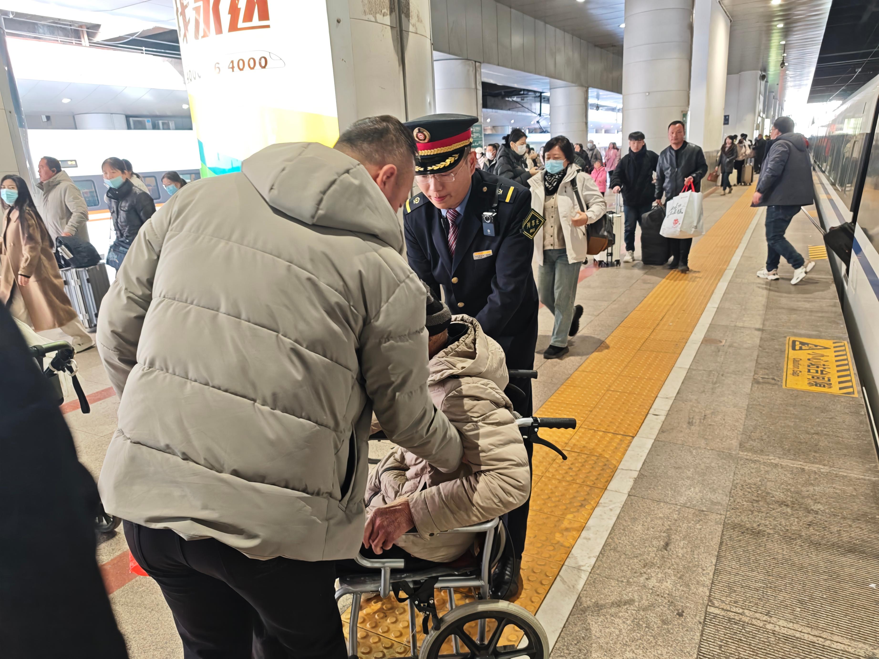 李圳懋幫助輪椅乘客上下車。受訪者供圖