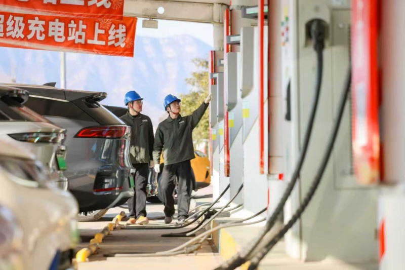 供電企業(yè)員工在二廣高速濟(jì)源服務(wù)區(qū)充電站巡檢充電設(shè)施。受訪者供圖