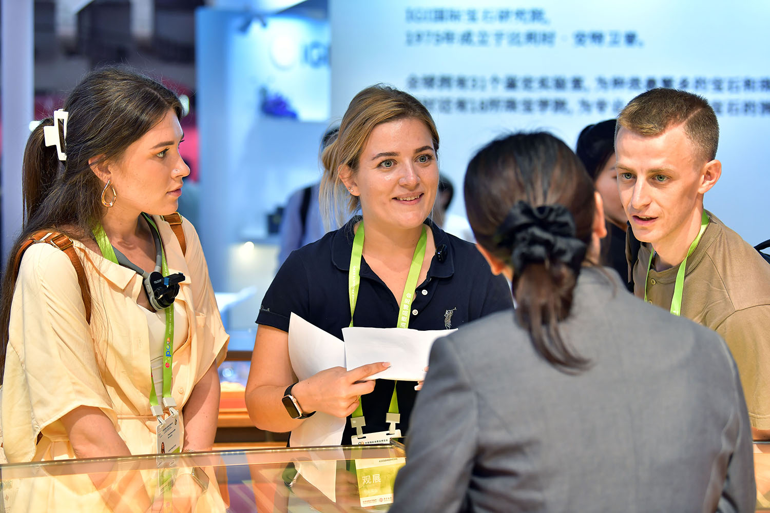 外國嘉賓在了解新、奇、特、酷的中國展品。人民網(wǎng)記者 任峰濤攝