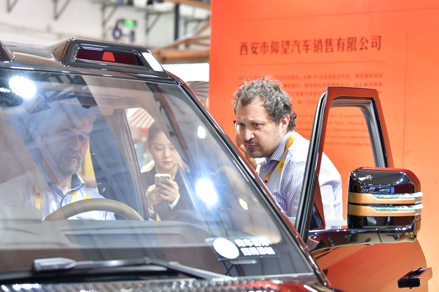 外國嘉賓試乘體驗中國新能源汽車。人民網(wǎng)記者 任峰濤攝
