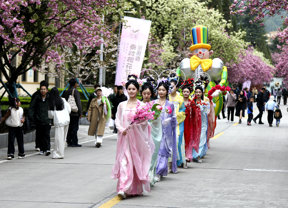 活動上的“花神”巡游。主辦方供圖