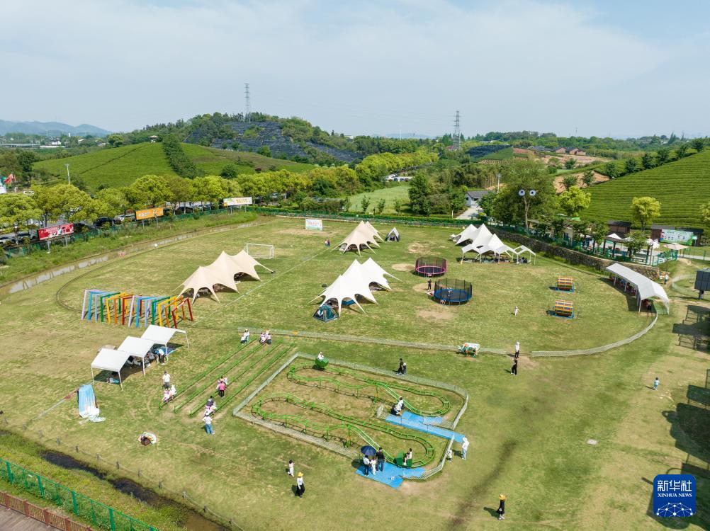 4月26日，游客在杭州市余杭區(qū)徑山鎮(zhèn)小古城村一處露營基地內(nèi)游玩（無人機(jī)照片）。新華社記者 江漢 攝