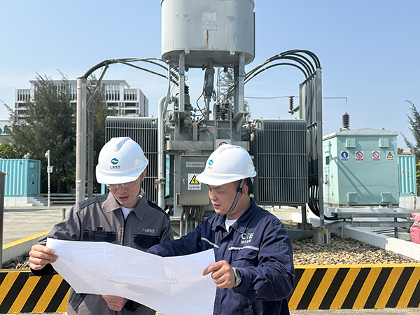 黃慶和同事檢查園區(qū)電力線路。受訪者供圖
