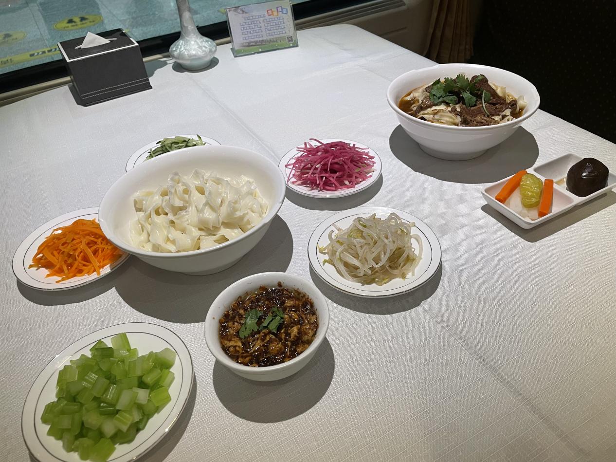 餐車上的西北特色美食。受訪方供圖
