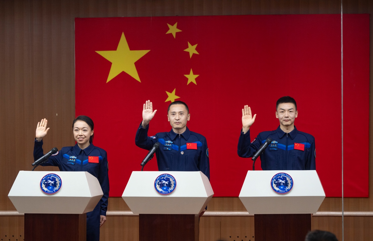 5月23日，神舟二十三號(hào)航天員朱楊柱（中）、張志遠(yuǎn)（右）、黎家盈在酒泉衛(wèi)星發(fā)射中心問天閣與媒體記者集體見面。人民網(wǎng)記者 翁奇羽攝