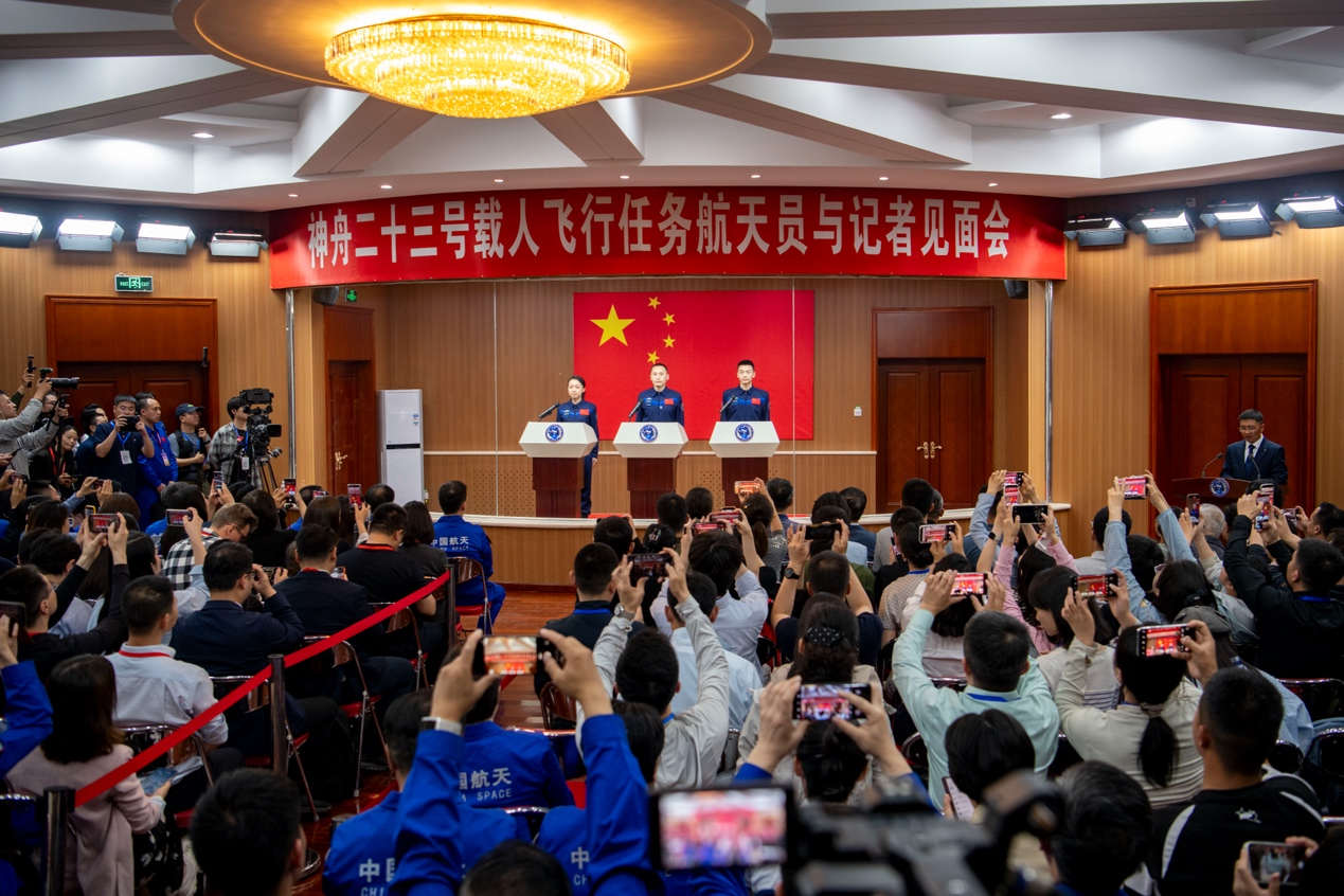 5月23日，神舟二十三號航天員朱楊柱（中）、張志遠（右）、黎家盈在酒泉衛(wèi)星發(fā)射中心問天閣與媒體記者集體見面。人民網(wǎng)記者 翁奇羽攝