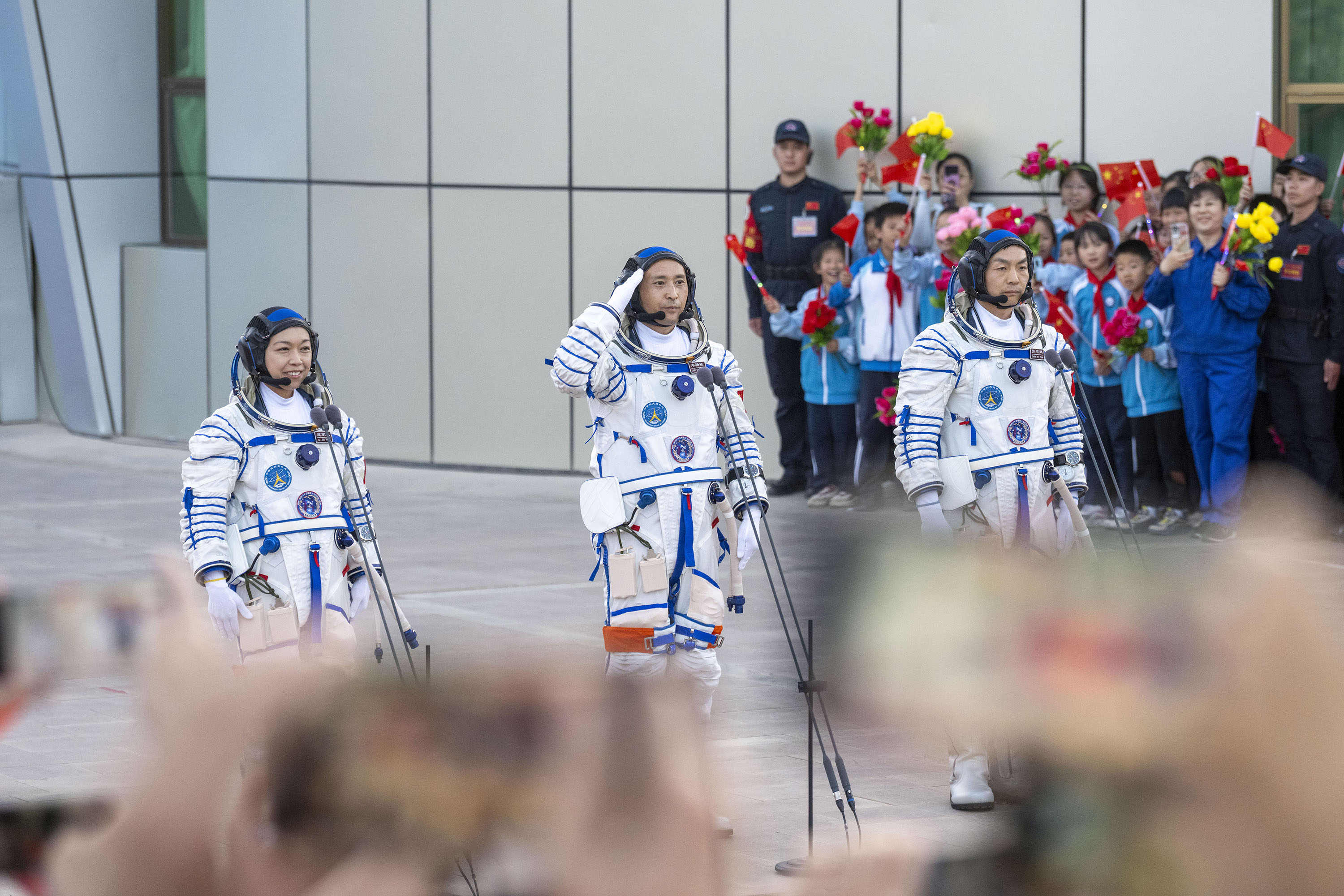 5月24日，神舟二十三號航天員乘組出征儀式在酒泉衛(wèi)星發(fā)射中心問天閣圓夢園廣場舉行，三名航天員朱楊柱（中）、張志遠(yuǎn)（右）、黎家盈在出征儀式上。人民網(wǎng)記者 翁奇羽攝