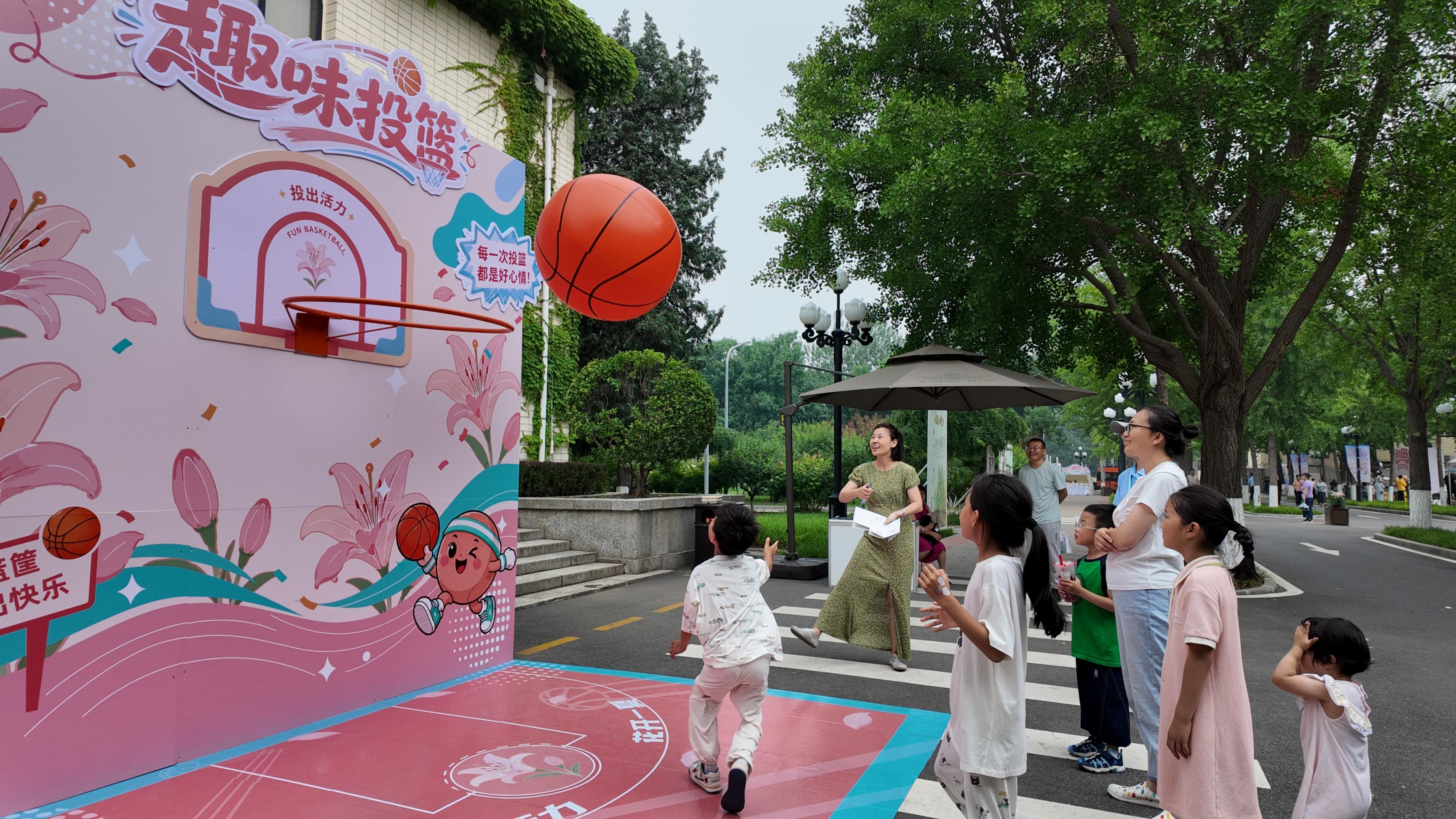 百合花節(jié)現場，孩子們正在趣味投籃。人民網記者 歐陽易佳攝