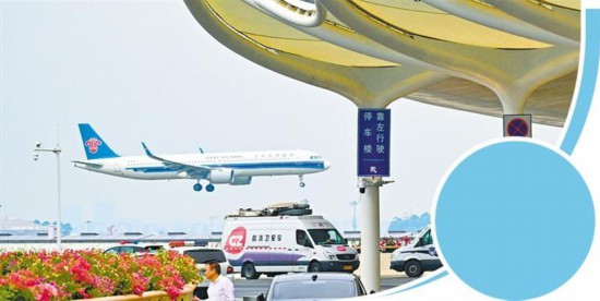 在廣州白云機(jī)場(chǎng)T3航站樓外，遠(yuǎn)處一架客機(jī)在降落。 新華社記者 鄧華攝